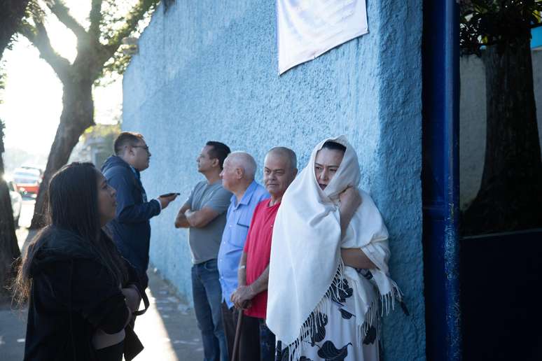 Eleitores come&ccedil;am a chegar na Escola Jo&atilde;o Firmino Correia de Ara&uacute;jo, local de vota&ccedil;&atilde;o do presidente Luiz In&aacute;cio Lula da Silva, na manh&atilde; deste domingo (04) em S&atilde;o Bernardo do Campo, SP.