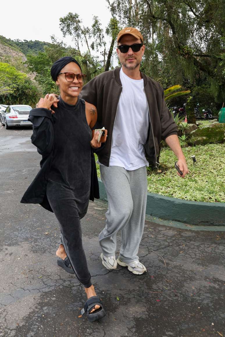 Igor Rickli e Aline Wirley chegam pra votar no Rio de Janeiro, em 4 de outubro de 2026