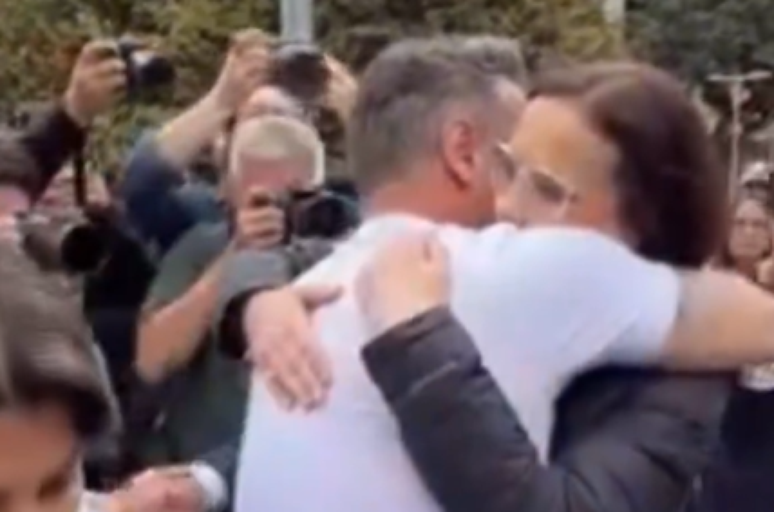 uliana Brizola e Luciano Zucco trocaram um abra&ccedil;o durante elei&ccedil;&otilde;es deste domingo, 4