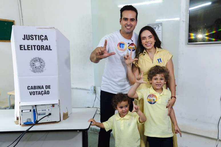 Lucas Ribeiro (PP) vota com a fam&iacute;lia neste domingo, 4, em Campina Grande (PB)