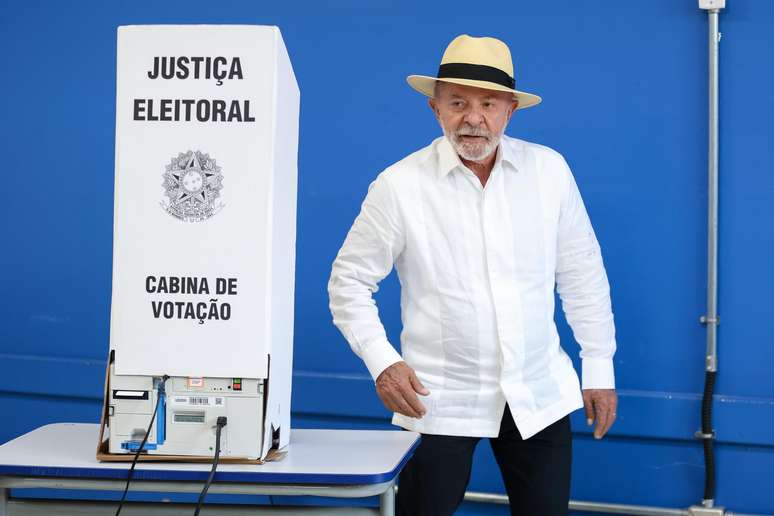 Luiz In&aacute;cio Lula da Silva, atual presidente do Brasil e candidato &agrave; presid&ecirc;ncia, posa para foto ap&oacute;s votar nas elei&ccedil;&otilde;es gerais de 4 de outubro de 2026 em S&atilde;o Bernardo do Campo, Brasil. Os brasileiros votar&atilde;o para escolher o presidente que governar&aacute; o pa&iacute;s pelos pr&oacute;ximos 4 anos. Nesta elei&ccedil;&atilde;o geral, os cidad&atilde;os tamb&eacute;m votar&atilde;o para governadores em 26 estados, para renovar a C&acirc;mara dos Deputados e para eleger um ter&ccedil;o do Senado.