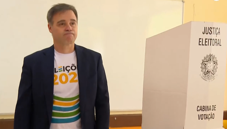 Andr&eacute; Mendon&ccedil;a vota em Bras&iacute;lia