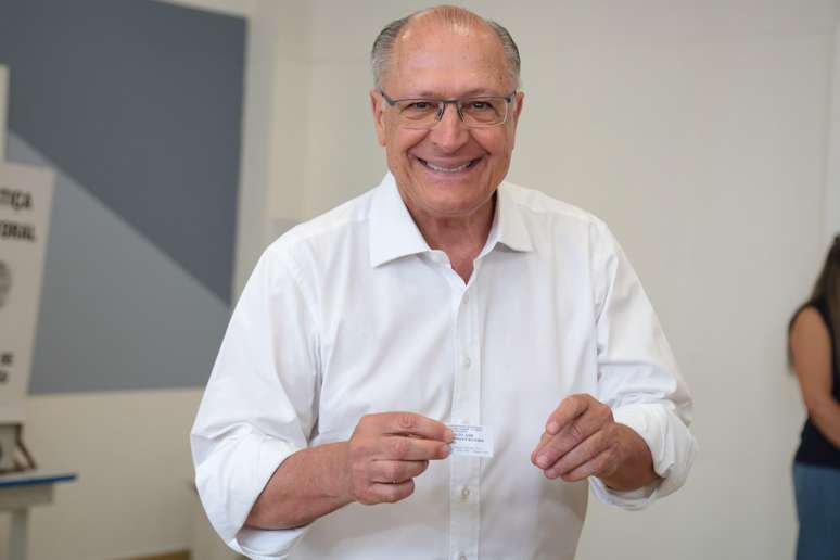 O vice-presidente Geraldo Alckmin (PSB) vota no Col&eacute;gio Santo Am&eacute;rico, no Morumbi, zona sul da capital paulista, na manha deste domingo, 4 de outubro de 2026.