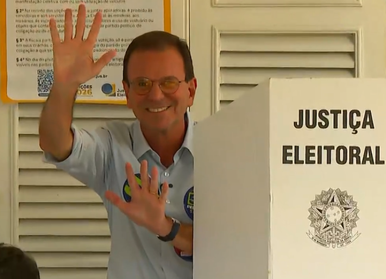 Candidato a governador, Eduardo Paes vota no Rio de Janeiro