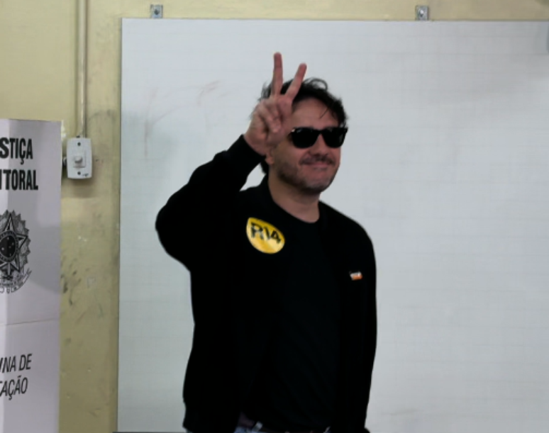 Candidato a presidente, Renan Santos vota em S&atilde;o Paulo