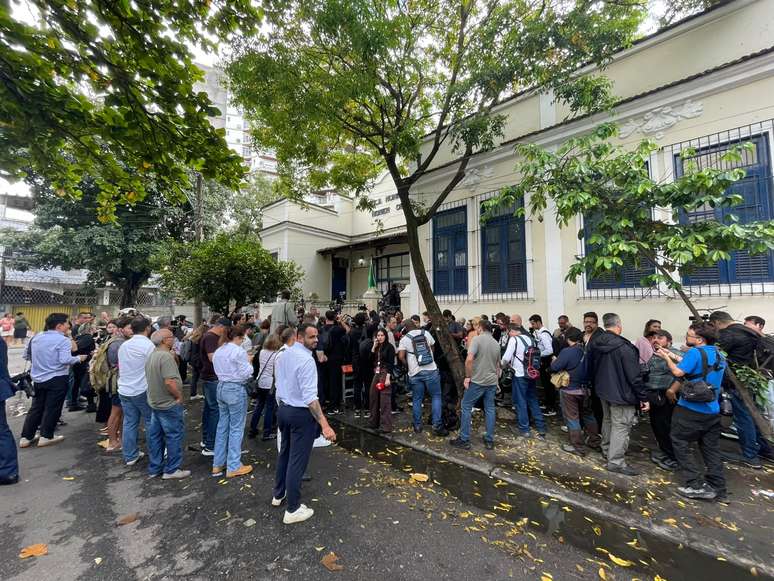 Movimenta&ccedil;&atilde;o intensa onde Fl&aacute;vio Bolsonaro vota no RJ