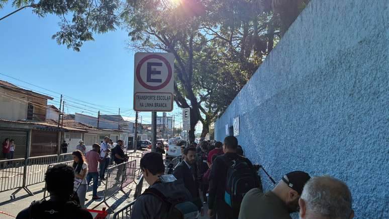 Apoiadores come&ccedil;am a chegar no col&eacute;gio eleitoral de Lula
