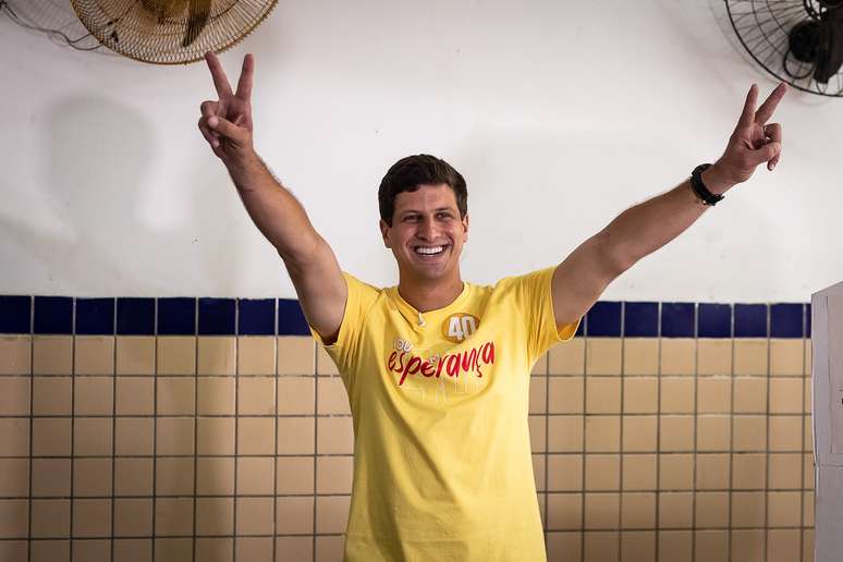 O candidato ao Governo do Estado de Pernambuco, Jo&atilde;o Campos (PSB), vota na escola Erem Professor Candido Duarte, no bairro de Apipucos, em Recife (PE), na manh&atilde; deste domingo, 4