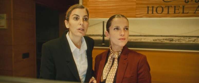 Catarina (Jessica Athayde), &agrave; esq., &eacute; a gerente do hotel da com&eacute;dia 'Hotel Amor'
