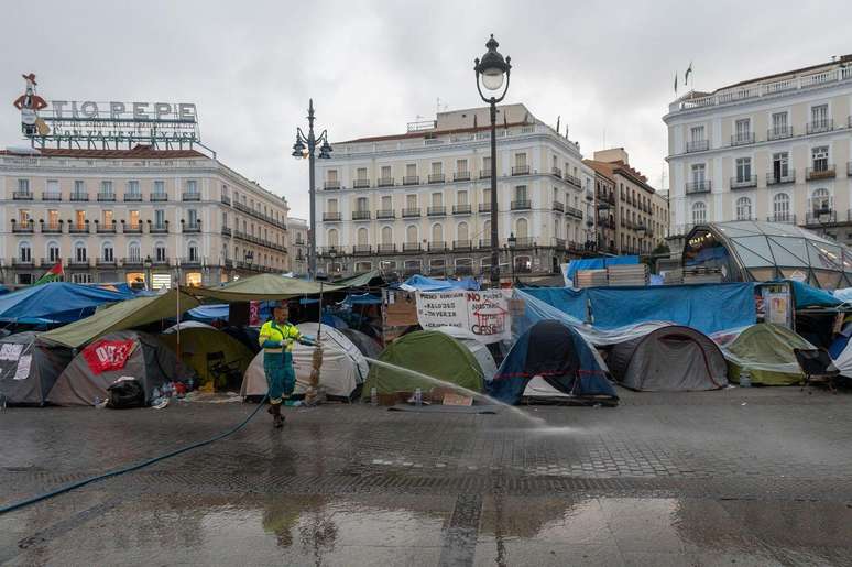 Dezenas de pessoas est&atilde;o acampadas h&aacute; dias na Porta do Sol, em Madri, protestando pela crise de moradia