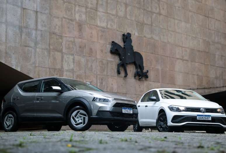 Comparativo entre Hyundai i20 e Volkswagen Polo mostra vantagens e desvantagens de cada hatchback.