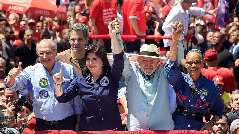 Simone Tebet (na foto, &agrave; esquerda de Lula) declarou apoio ao petista ap&oacute;s o primeiro turno das elei&ccedil;&otilde;es de 2022, mas isso n&atilde;o resultou em transfer&ecirc;ncia significativa de votos no segundo turno