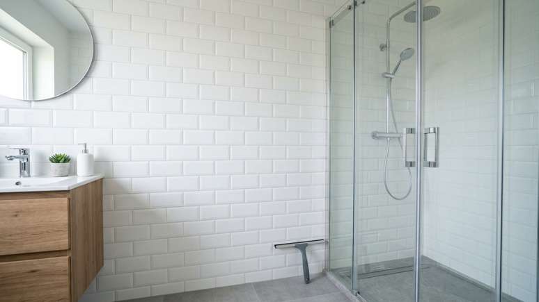 Usar um rodo no piso e nos azulejos logo ap&oacute;s o banho reduz expressivamente o tempo de secagem do ambiente.