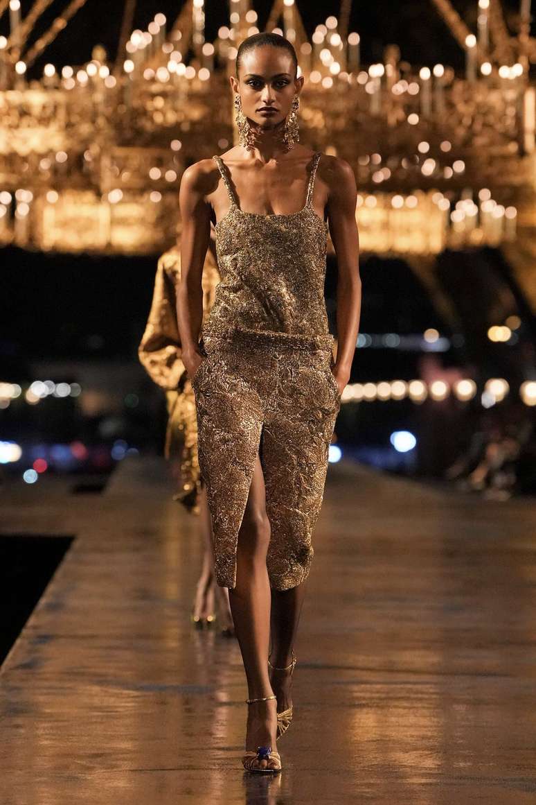 La&iacute;s Le&atilde;o no desfile de YSL 