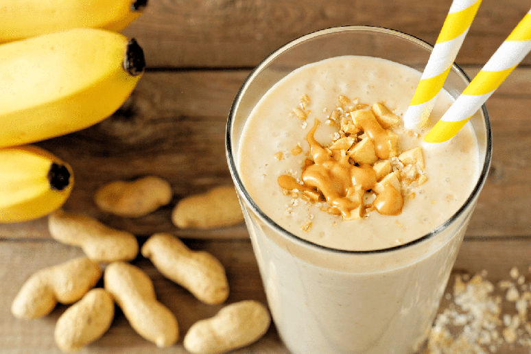 Vitamina proteica de banana com pasta amendoim 