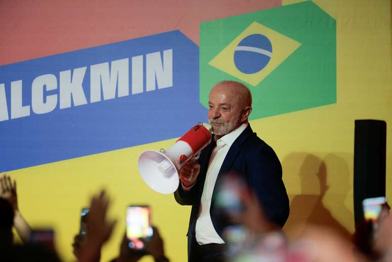 Lula come&ccedil;ou discurso depois do fim do 1&ordm; turno com megafone