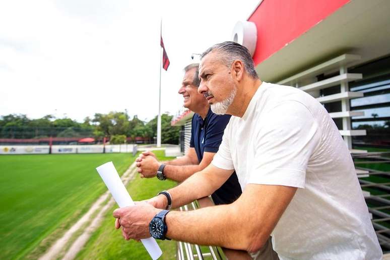 Bap ao lado de Jos&eacute; Boto durante treino do Flamengo, no Ninho do Urubu &ndash;