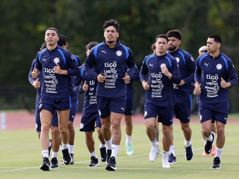 Gustavo G&oacute;mez puxa pelot&atilde;o da sele&ccedil;&atilde;o do Paraguai durante treinamento &ndash;