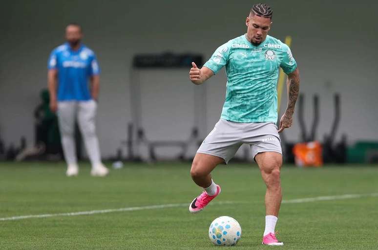 Paulinho trabalha par voltar a campo nesta reta final de temporada &ndash;