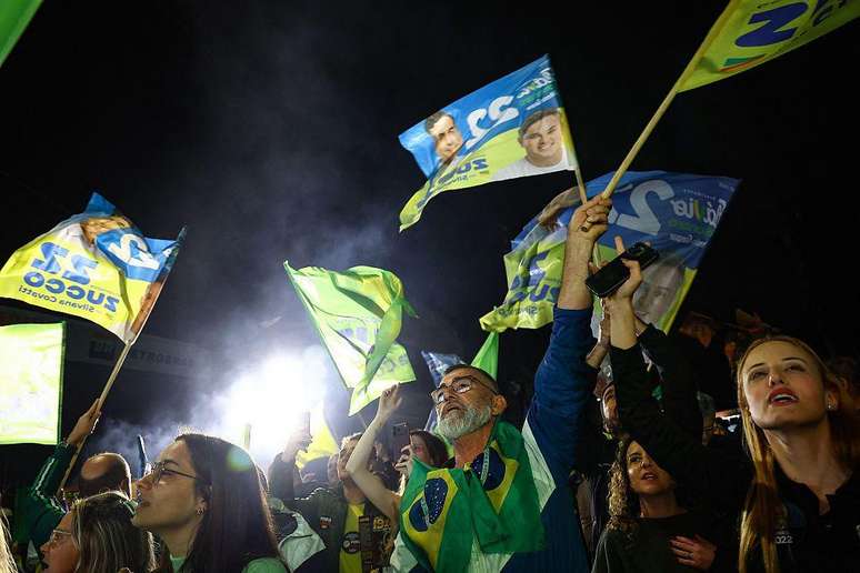 Eleitores de Fl&aacute;vio Bolsonaro comemoram os resultados do 1&ordm; turno da elei&ccedil;&atilde;o presidencial