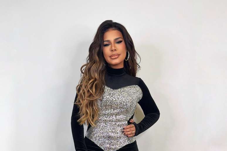 Simone Mendes, cantora, mostra resultado de procedimento est&eacute;tico no nariz