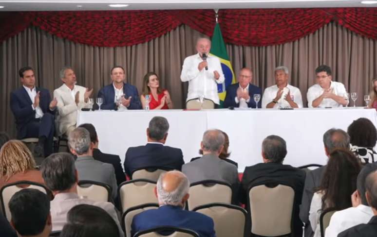 Lula durante reuni&atilde;o com aliados nesta segunda-feira, 5