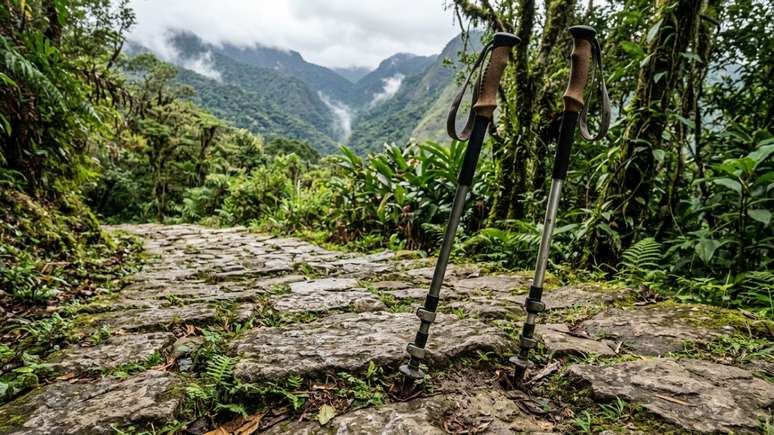 A descida &iacute;ngreme da serra em dire&ccedil;&atilde;o ao litoral exige preparo f&iacute;sico e aten&ccedil;&atilde;o redobrada dos caminhantes.
