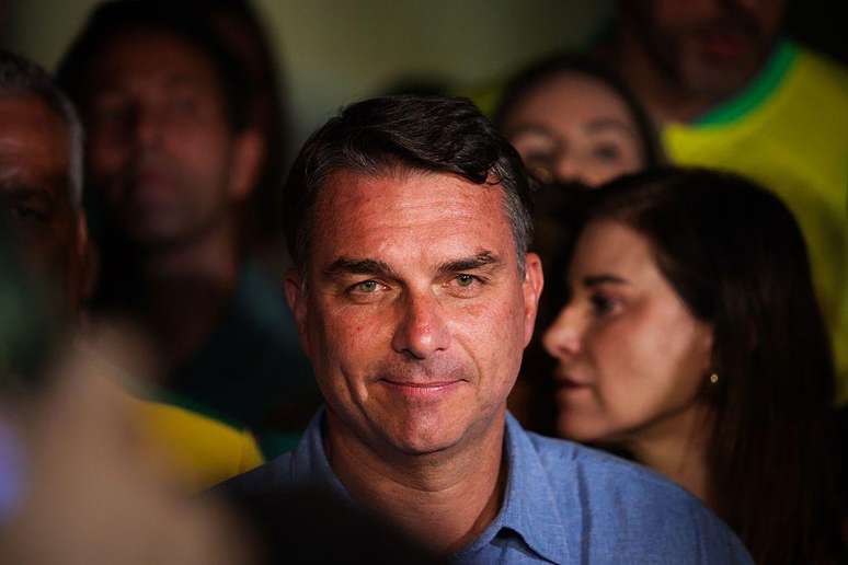 Fl&aacute;vio Bolsonaro afirmou que ir&aacute; aos debates e que quer confronto direto com Lula para comparar propostas