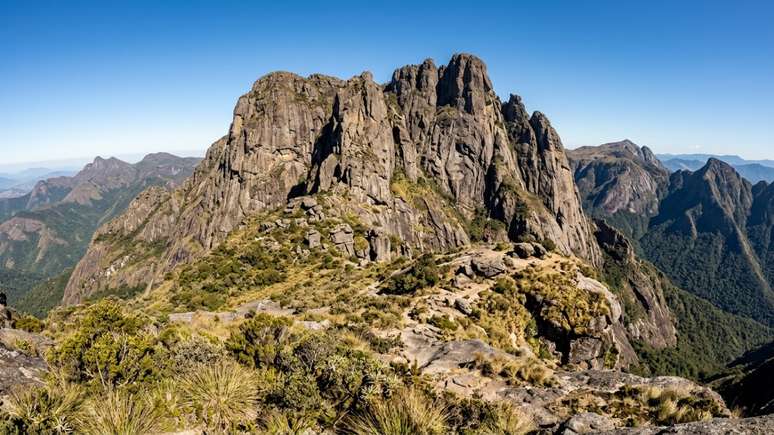 A preserva&ccedil;&atilde;o dos campos de altitude e esp&eacute;cies nativas exige planejamento rigoroso e respeito constante ao ecossistema serrano.