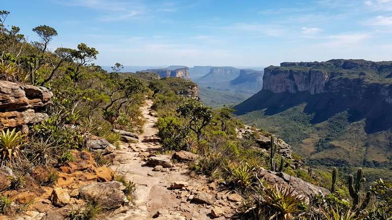 Caminhos hist&oacute;ricos de pedra preservam a mem&oacute;ria do antigo ciclo do garimpo em meio &agrave; natureza protegida da regi&atilde;o.