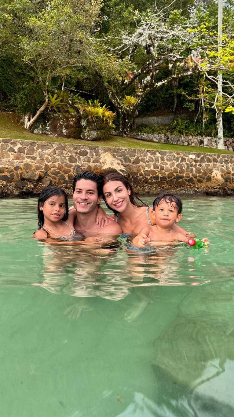Arthur Aguiar e Jheny Santucci ao lado dos filhos, Gabriel e Sophia