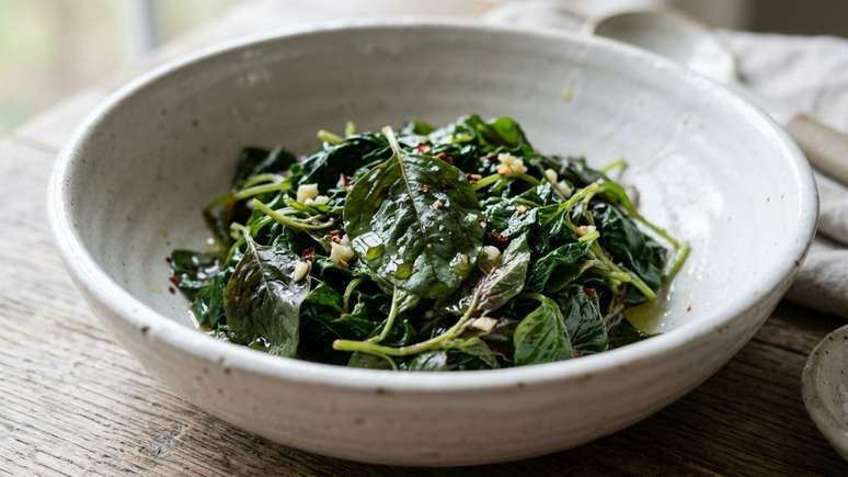 O consumo regular de verduras ricas em c&aacute;lcio e ferro garante mais energia e prote&ccedil;&atilde;o ao organismo.