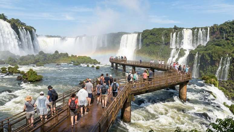 As passarelas sobre as correntezas aproximam os visitantes da for&ccedil;a e da n&eacute;voa cont&iacute;nua das cataratas.