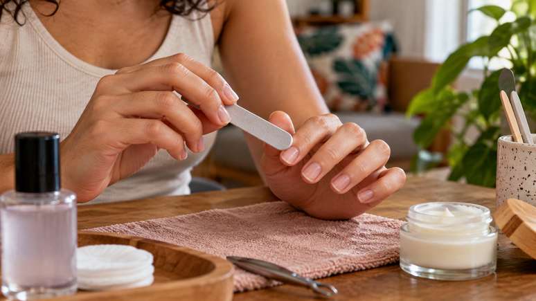 Hidrata&ccedil;&atilde;o e menos agress&otilde;es ajudam a preservar a integridade das unhas.
