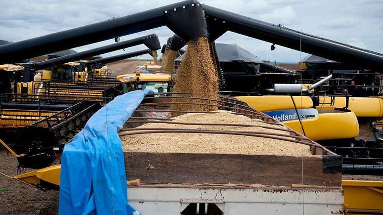 Colheitadeira de soja carregada.