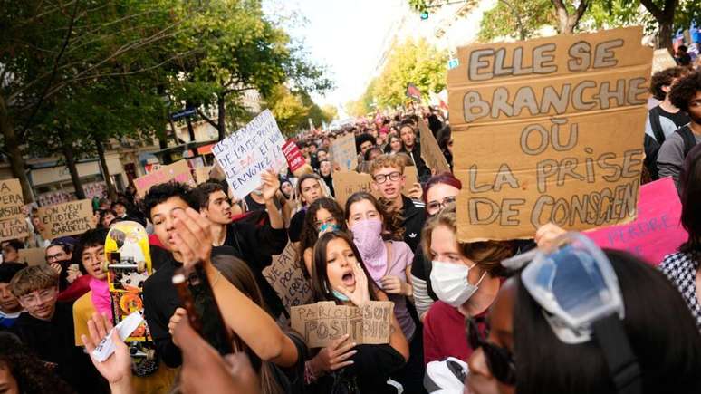 Estudantes entoam slogans durante uma manifesta&ccedil;&atilde;o contra escolas com falta de recursos, em Paris, na ter&ccedil;a-feira, 6 de outubro de 2026.