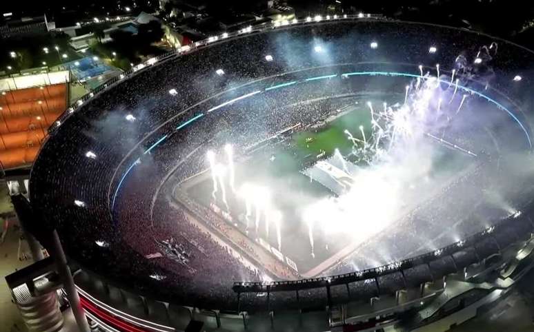 Queima de fogos marca a entrada da Aregtnina em jogo de despedida de Messi da sele&ccedil;&atilde;o. Hermana