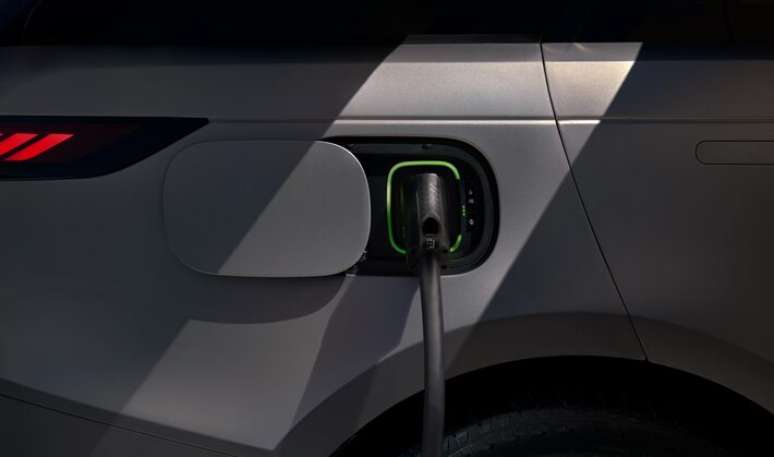 O SUV el&eacute;trico tem bateria de 118,5 kWh e autonomia de at&eacute; 609 km no ciclo WLTP. A arquitetura de 800 V permite recuperar at&eacute; 220 km de alcance em 10 minutos de recarga