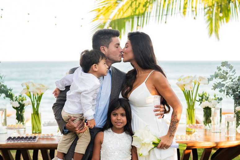 Arthur Aguiar celebra casamento ao lado de Jheny e dos filhos Sophia e Gabriel