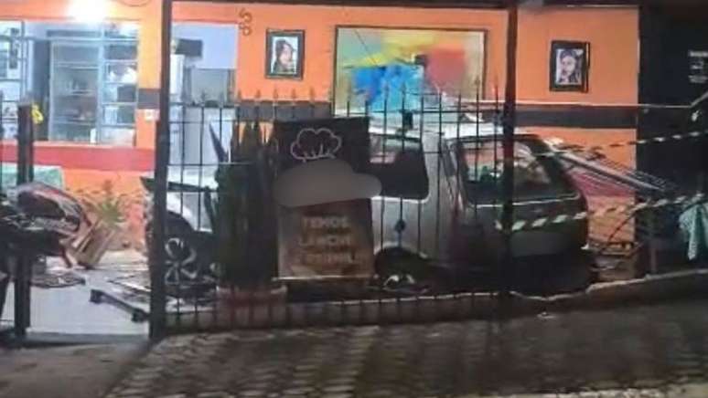 Motorista perdeu controle da dire&ccedil;&atilde;o e invadiu lanchonete, atingindo cliente
