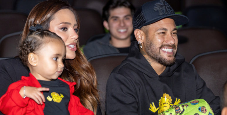Neymar ao lado da esposa Bruna Biancardi e da filha Mavie