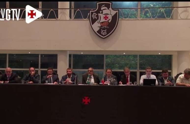Conselheiros cunprimentam Pedrinho ap&oacute;s aprova&ccedil;&atilde;o da venda da Vasco SAF &ndash;
