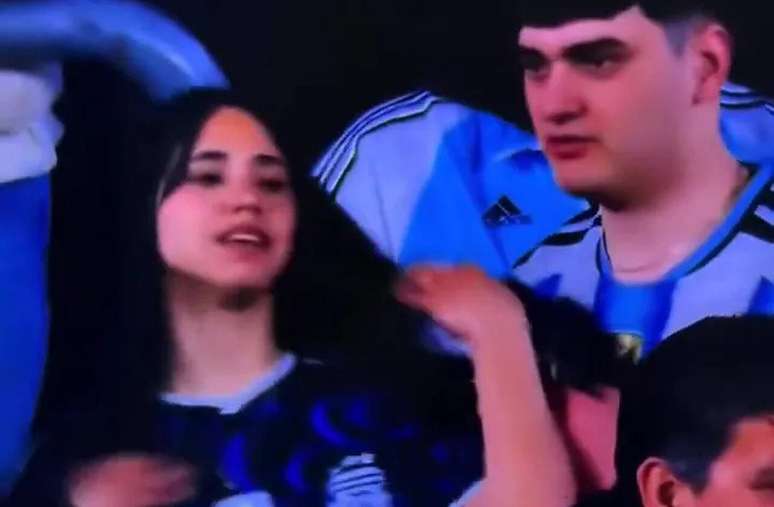 Casal de jovens chamou a aten&ccedil;&atilde;o na transmiss&atilde;o do jogo de despedida de Messi &ndash;