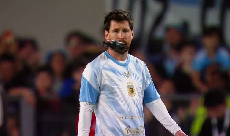 Messi observa um drone que filma o astro de perto.