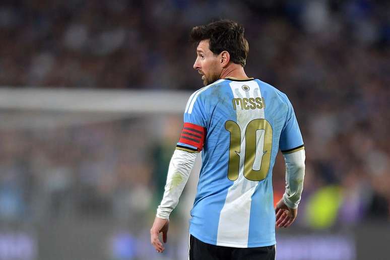 Messi observa a jogada e se prepara para receber&nbsp; o passe no triunfo por 3 a 0 sobre Benin. Com um gol e duas assist&ecirc;ncias.
