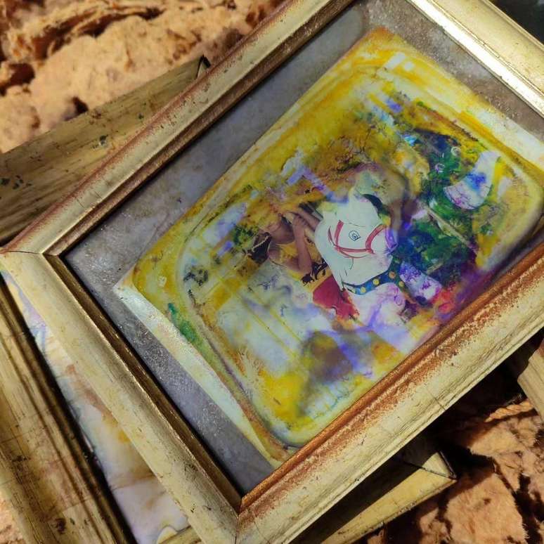 Porta-retrato que pertencia a Sandra foi encontrado no meio da lama depois da inunda&ccedil;&atilde;o