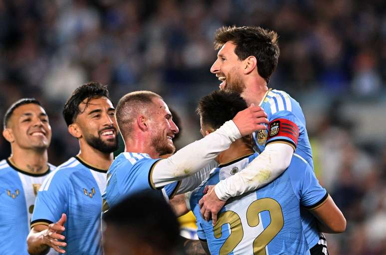 Os companheiros de Messi o abra&ccedil;aram ap&oacute;s a sele&ccedil;&atilde;o argentina vencer o Benin por 3 a 0