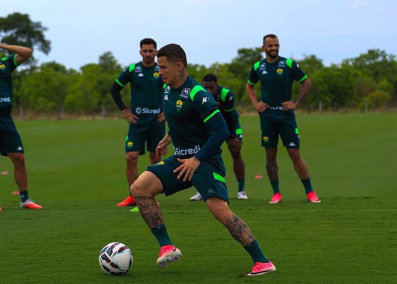 Jogadores do Cuiab&aacute; treinam firme para importante partida contra o l&iacute;der da S&eacute;rie B &ndash;