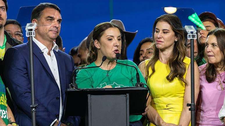 A economista Daniella Marques (centro), ex-presidente da Caixa Econ&ocirc;mica Federal, tem sido uma das porta-vozes de Fl&aacute;vio na &aacute;rea da economia