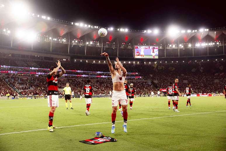 Arrascaeta homenageia Oscar Schmidt no jogo contra o Bahia, no primeiro turno &ndash;